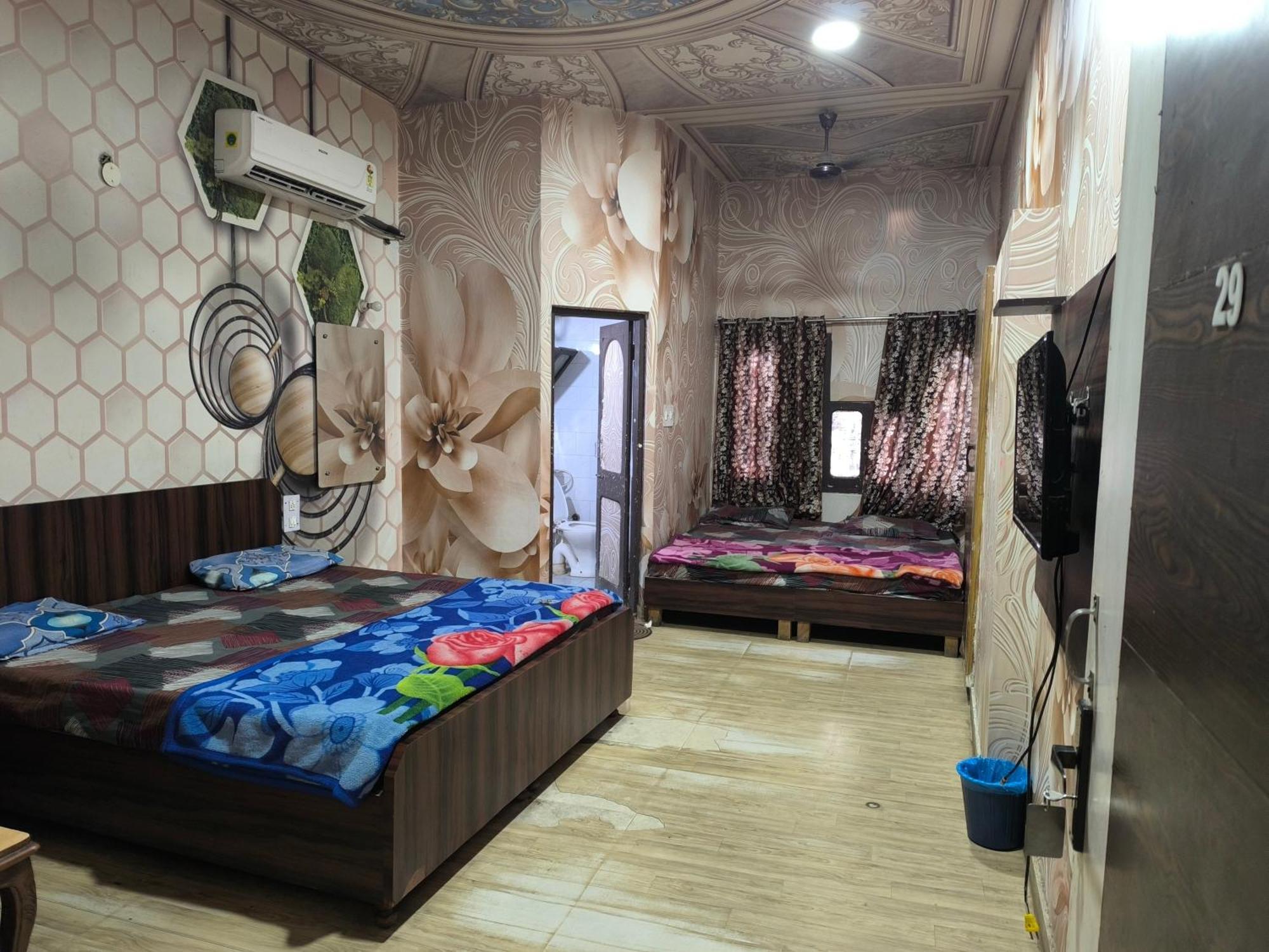Hotel Jogi Guest House Welcome All Families, Friends, Groups, Couples, Singles Fully Airconditioner, Attach Washrooms, Lift, Wifi, 24 Hours Room Service, Power Backup Амрітсар Екстер'єр фото