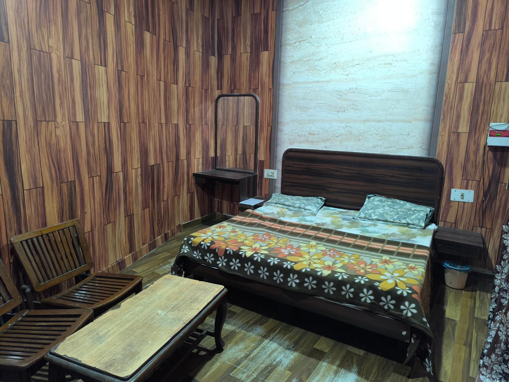 Hotel Jogi Guest House Welcome All Families, Friends, Groups, Couples, Singles Fully Airconditioner, Attach Washrooms, Lift, Wifi, 24 Hours Room Service, Power Backup Амрітсар Екстер'єр фото