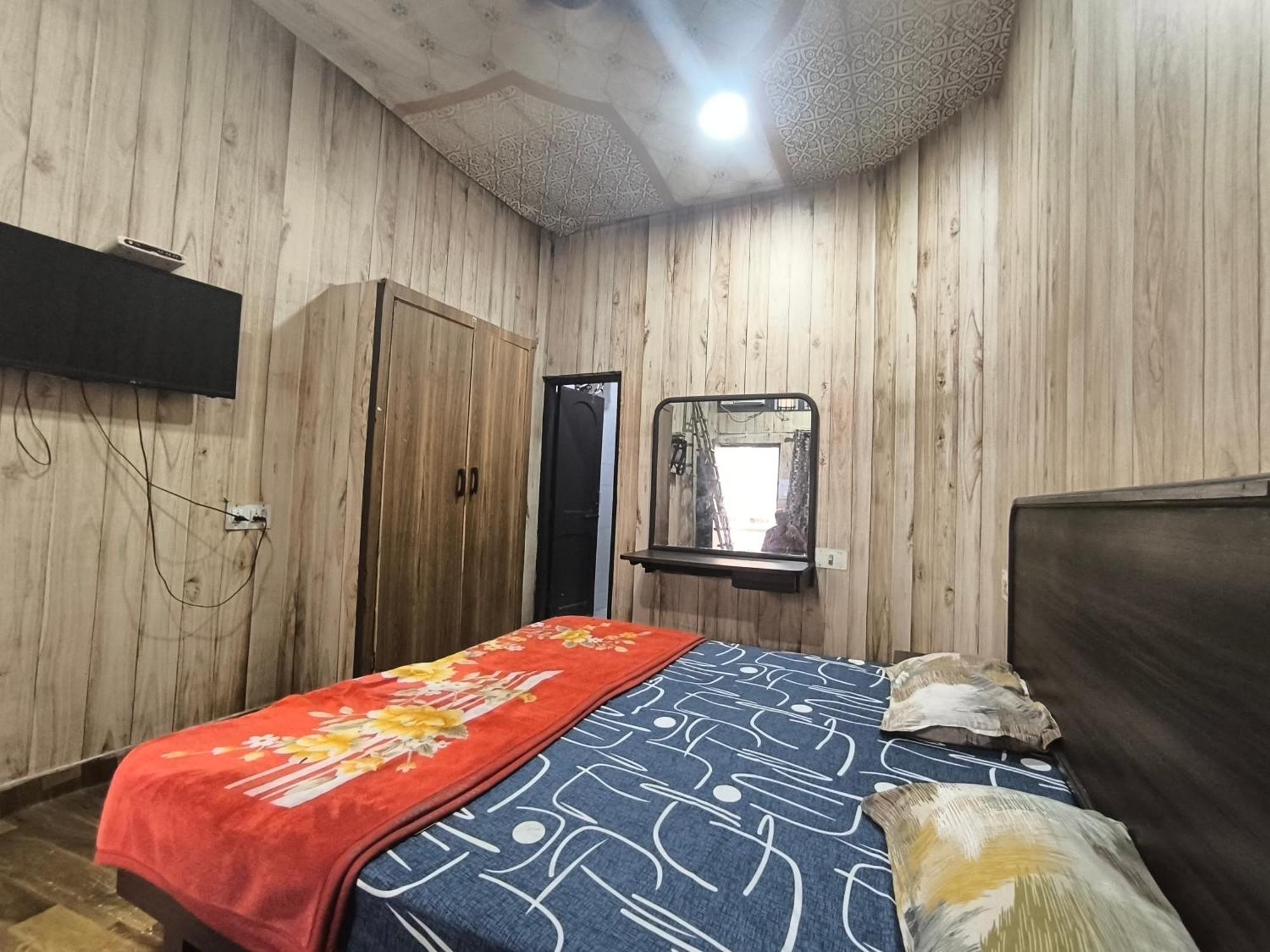 Hotel Jogi Guest House Welcome All Families, Friends, Groups, Couples, Singles Fully Airconditioner, Attach Washrooms, Lift, Wifi, 24 Hours Room Service, Power Backup Амрітсар Екстер'єр фото