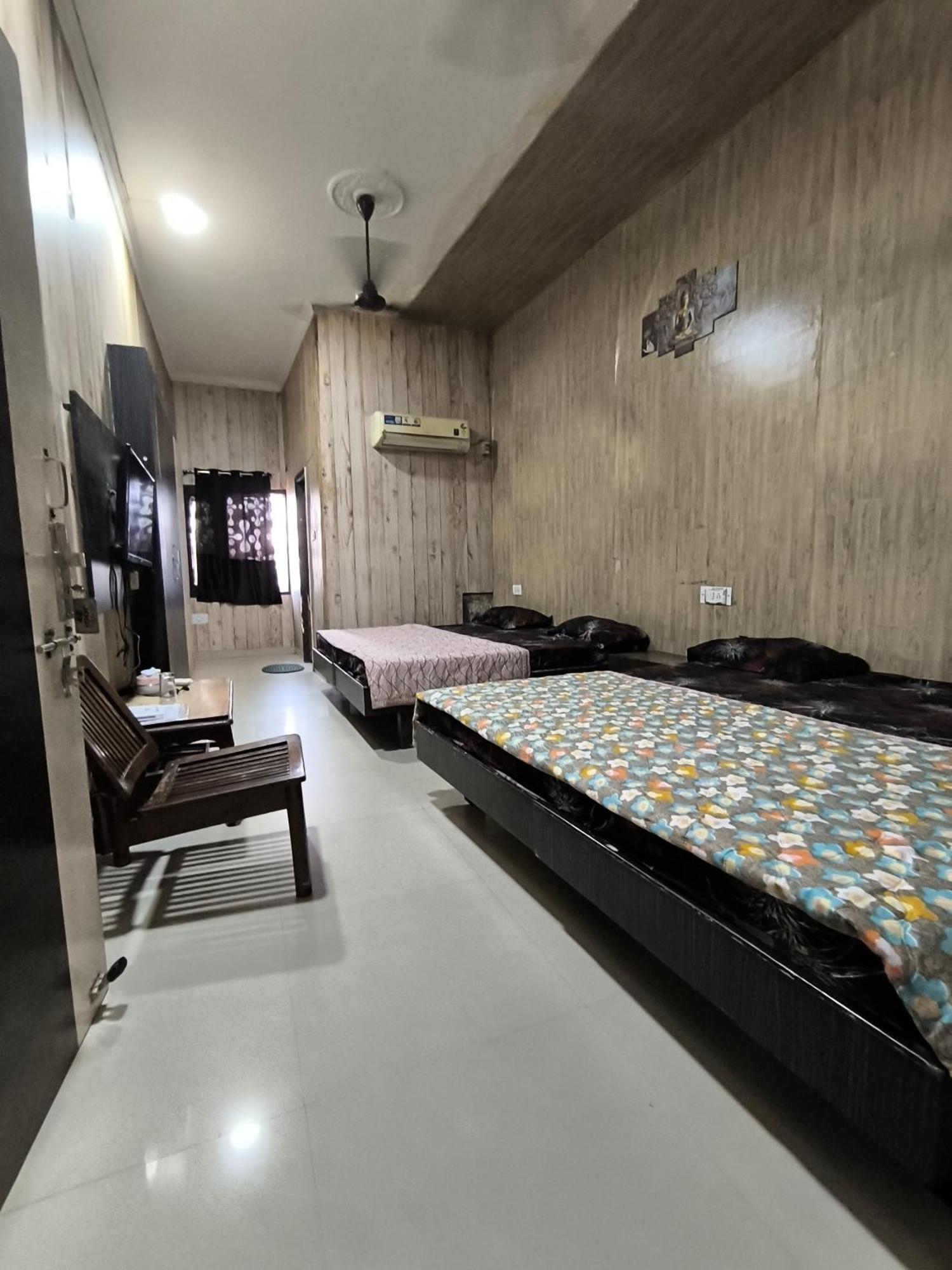 Hotel Jogi Guest House Welcome All Families, Friends, Groups, Couples, Singles Fully Airconditioner, Attach Washrooms, Lift, Wifi, 24 Hours Room Service, Power Backup Амрітсар Номер фото